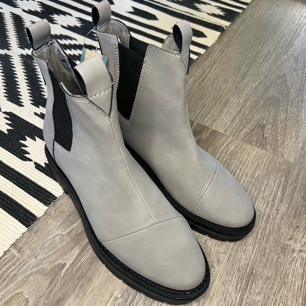 TOMS - Skylar Chelsea Boots Cement Synthetic Nubuck Women Size 7 NWT